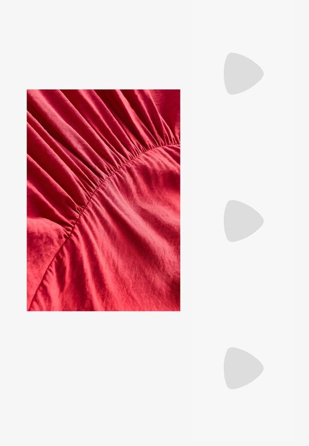 Punainen kangas, jonka keskellä on poimuttu tekstuuri, esittelee pehmeän, sileän materiaalin ja hienovaraisen kiillon.; Mustat nahka-korkokengät, joissa on terävä kärki, matala korko ja sileä pinta. Edessä on pieni aukko ja takana minimaalinen varustus.; Musta nahkainen clutch-laukku, jossa on kultaketju, sileä pinta, suorakulmainen muoto ja kohokuvioitu brändimerkintä edessä.; Korvakorut kultasävytteistä metallista, joissa on kaareva, pitkänomainen muoto. Ominaisuuksiin kuuluu sileä, kiiltävä pinta ja pyöreä kärki lisäyksinä.