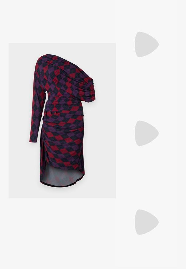 Aszimmetrikus ruha, hosszú ujjú, piros és sötétkék kockás mintával, ráncolt részletekkel és redőzött szilhuettel.; Fekete bokacsizmák sima bőrből, hegyes orral, illeszkedő sínnel és karcsú, magas sarokkal. Minimalista dizájn, amelyen nincs látható fém munka.; Fekete lakkbőr kézitáska téglalap alakú, láncos vállpánttal és középen egy jellegzetes fém díszítéssel. Simaszerkezet.; Ezüst lánc nyaklánc, szív alakú fekete medállal, arany részletekkel, a medál közelében egy fényes biztonsági tűvel.