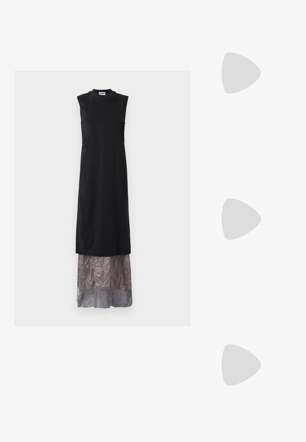 Vestido negro sin mangas con un top ajustado y una falda gris arrugada en capas, que presenta un detalle de encaje en el dobladillo.; Zapato de slingback negro de piel con punta afilada, correas decorativas con ojales de metal y un tacón bajo y ancho. Superficie texturizada.; Pañuelo de seda cuadrado con ilustraciones detalladas de mariposas en varios colores sobre un fondo claro, con contornos negros y patrones decorativos.; Un par de pendientes de metal dorado en forma de óvalo irregular con una superficie texturizada y ligeramente martillada sobre un fondo blanco.