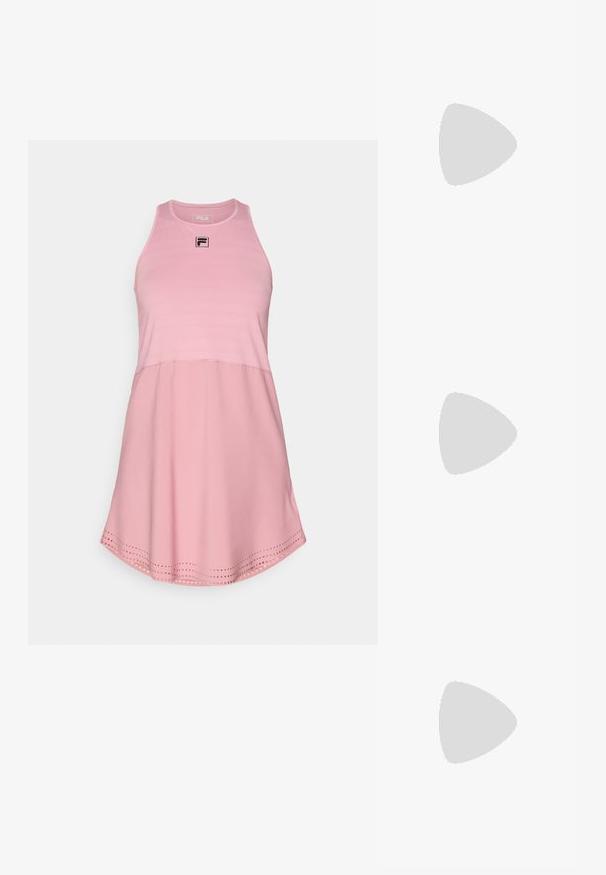 Rožinė be rankovių suknelė su apvaliu apvadu, turinti tekstūruotą liemenį, vientisą apatinę dalį ir FILA logotipą krūtinėje.; Juodos lakuotos odinės šlepetės su smailiu pirštu ir geometriniu bloko kulnu. Turi elegantišką, minimalistinį dizainą ir lygų paviršių.; Juodas odinis krepšys su išlenkta forma, nuimamu dirželiu ir auksiniais detalėmis. Krepšys turi kilpą su sagtimi.; Auksinės auskarai, turintys tekstūruotus, bangų formos elementus. Įeina skulptūriniai segami auskarai ir atviri lankai su išmuštu paviršiumi.