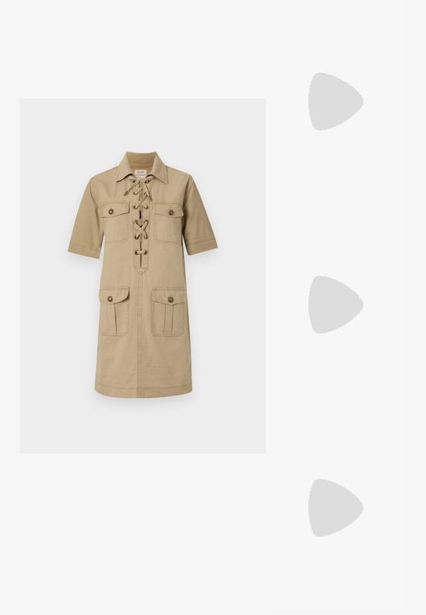 Robe à manches courtes marron clair avec un col à bouton, un devant à lacets et deux poches à patte, une en haut et une en bas. Texture en tissu coton.; Escarpin slingback en vernis noir avec un bout pointu, présentant un imprimé serpent texturé, une sangle réglable et un petit talon bloc texturé.; Sac en cuir noir porté en travers avec deux poches avant, boucles dorées, fermeture zippée et une sangle fine. Surface texturée et forme rectangulaire compacte.; Boucles d'oreilles en métal doré en forme d'anneau, avec une forme courbée et allongée. Elles présentent une surface lisse et brillante avec une pointe arrondie pour un détail supplémentaire.