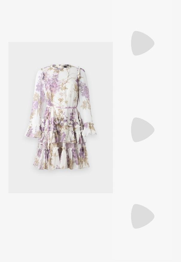 Needle & Thread WISTERIA ROUND NECK MINI DRESS - Svečana odjeća - moonshine; Bijele kožne tenisice, niskog kroja, s glatkom teksturom, okruglim vrhom, vezanjem sprijeda i malim izvezenim logom sa strane.; Crna kožna torba u obliku polovice mjeseca s zlatnim metalnim detaljima, sa zatvaranjem na cipku. Nošena crossbody preko sive pletive.; Naušnice na stud s zlatnim tonom i uvrnutim dizajnom. Svaka naušnica ima okruglu prozirnu podlogu za sigurno nošenje.