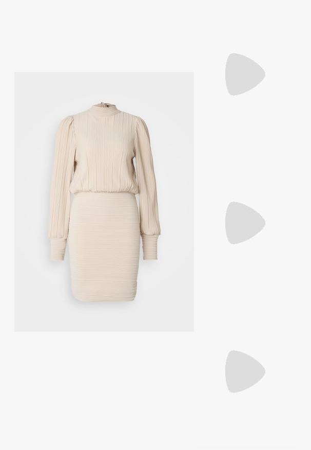 Vestido de rayas beige con cuello alto, mangas largas abullonadas y falda ajustada. Textura plisada en todo el vestido, con elástico en la cintura y los puños.; Las sandalias negras de tacón alto presentan finas correas con un diseño anudado, una punta cuadrada suave y un elegante tacón de aguja.; Bolso de mano metálico gris claro con una cadena como asa, adornado con pequeños remaches metálicos circulares y un logotipo de marca en forma triangular.; Aros de plata en forma de aro con un acabado liso y brillante. Diseño redondeado y ligero, con cierre de tipo post-back.