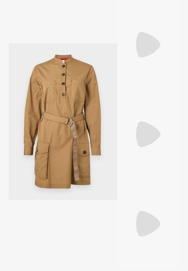 Abito utilitario beige con colletto alto, chiusura frontale a bottoni, tasche sul petto, vita con cintura e due tasche laterali. Realizzato in un tessuto leggero.; Tacchi slingback in pelle nera con punta affusolata, caratterizzati da un tacco alto e un accento dorato sulla cinghia regolabile. Texture liscia.; Borsa a tracolla in pelle nera trapuntata con una catena dorata e un fermaglio a scatto con un accento circolare. Forma rettangolare compatta.; Collana placcata in oro con un'accents centrale liscio e curvo. Presenta una catena flessibile con un gancio a moschettone e ulteriori maglie della catena regolabili.