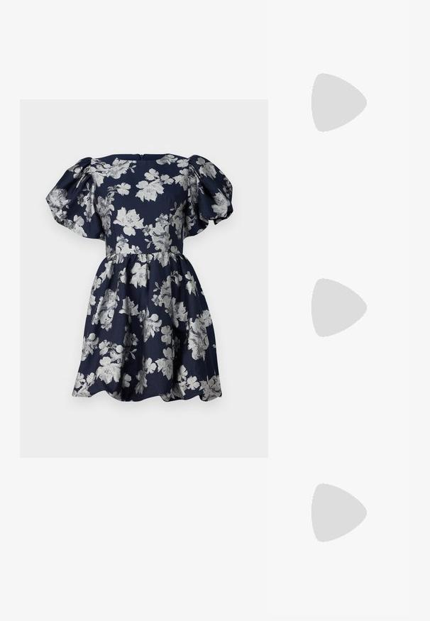 Sister Jane NATALIA DRESS - Abiti per occasioni speciali - navy; T-shirt bianco a maniche corte realizzato in cotone. Presenta un collo tondo e una vestibilità rilassata. Texture liscia senza motivi o dettagli visibili.; Sandalo bianco con tacco alto, caratterizzato da un design a cinturini e un legaccio alla caviglia. Texture liscia con una piattaforma frontale per un'altezza aggiuntiva.; Borsa sintetica bianca a forma triangolare, con patta anteriore piatta e dettaglio a fiocco, tracolla regolabile, texture liscia e design minimalista.