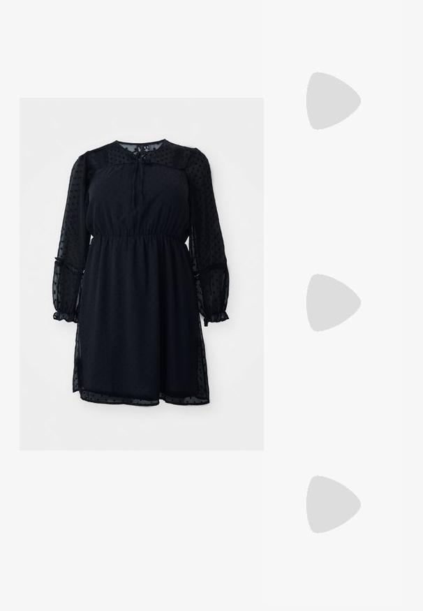 Must hõlmik polka dot läbipaistvast kangast, ümara kaelusega, pikad puffvarrukad, elastne vöökoht ja lipsu detail kaela juures.; Must musta nahk kingad sanga ja terava ninaga, ankle strapidega, millel on hõbedased pandlad ja riistvara ning õhuke konts.; Kuldmetallist käekott, millel on struktureeritud disain, sile tekstuur ja reguleeritav rihm. Omab ainulaadset kolmnurkset kuju ja minimalistlikku õmblust.; Kuldtoonis sõrmus, millel on orgaaniline, keerdunud disain sileda tekstuuri ja kitsenevate otstega, luues kaasaegse skulptuurilise välimuse.
