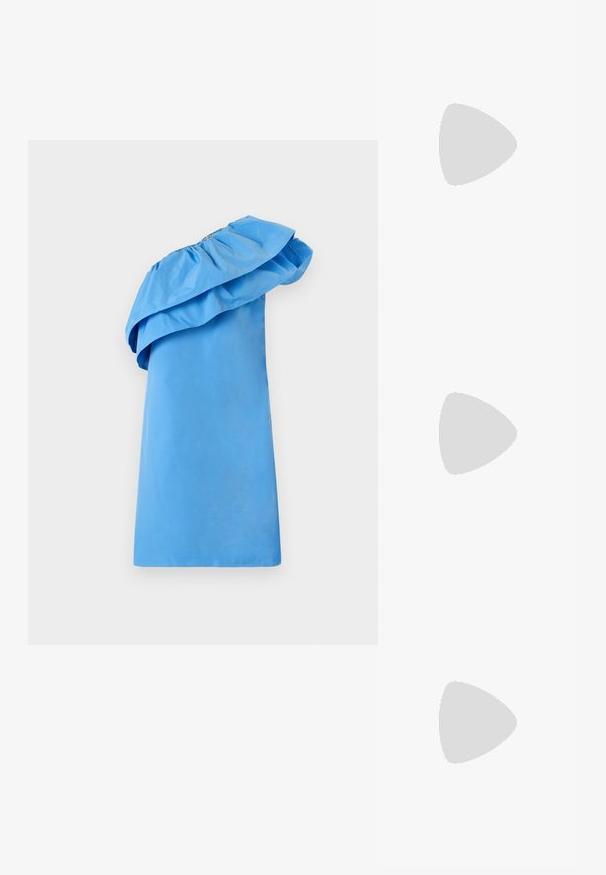 Robe bleue à une épaule avec un détail volé au col, fabriquée en tissu lisse avec une silhouette élégante. Présente une couleur unie et un design minimaliste.; Chaussure slingback en cuir verni noir avec un embout pointu, des brides de cheville avec des boucles en argent et des éléments en métal, et un talon fin.; Sac à main en métal doré avec un design structuré, texture lisse et bandoulière ajustable. Présente une forme triangulaire unique et des coutures minimalistes.; Boucles d'oreilles dorées présentant des formes texturées et ondulées. Comprend des clips sculpturaux et un design de créoles ouvertes avec une finition martelée.