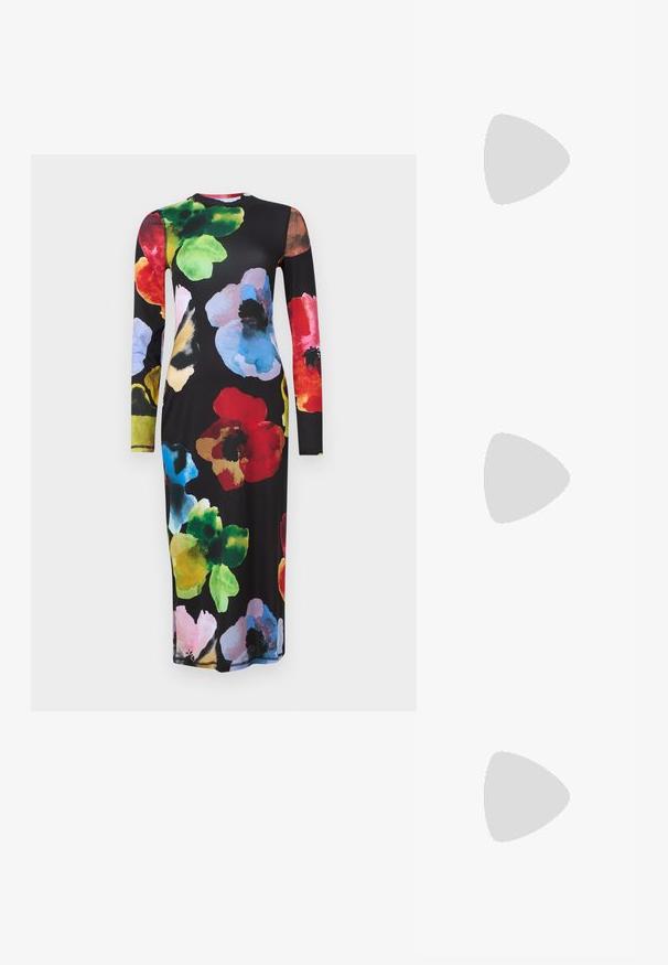 Vestido de manga larga con estampado floral que presenta vibrantes flores rojas, azules, verdes y amarillas sobre un fondo negro; diseño ajustado con cuello redondo.; Zapato de tacón negro de cuero con punta afilada y tacón bajo cuadrado. Presenta una correa para el tobillo con una hebilla en tono dorado. Textura suave.; Gafas de sol de carey negro con lentes rectangulares, tinte marrón, gruesa montura y detalle del logo doble-G en oro en la patilla.; Bolso negro con forma estructurada, textura suave y un cierre metálico. Combinado con pantalones anchos negros y sandalias de dedo en un suelo de madera.