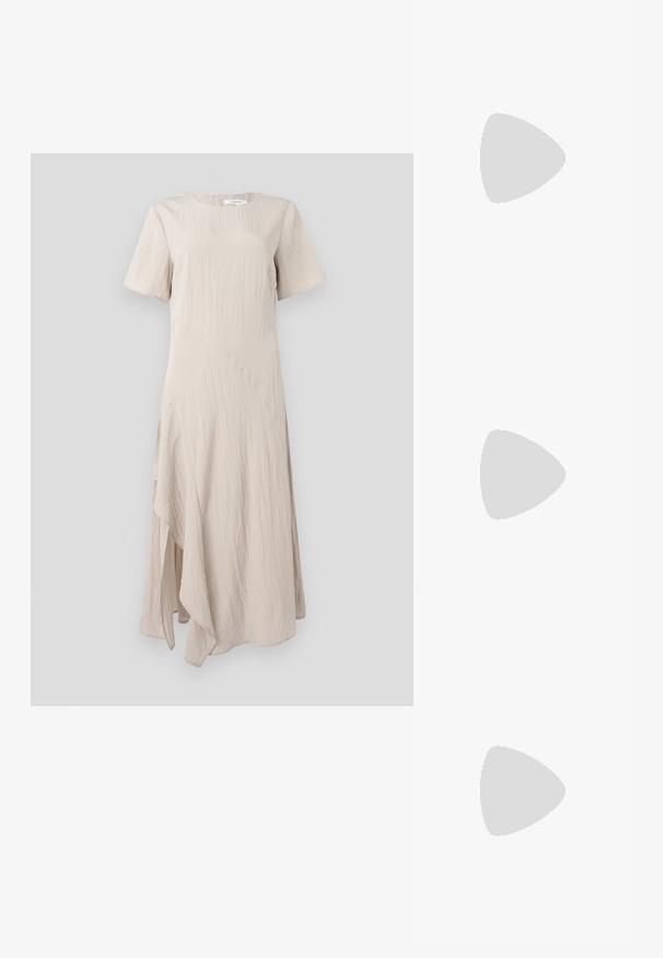 Robe beige, à mi-mollet, en tissu texturé avec des manches courtes et un ourlet asymétrique. Encolure ronde avec une fermeture éclair dans le dos.; Chaussure slingback en cuir verni noir avec un embout pointu, des brides de cheville avec des boucles en argent et des éléments en métal, et un talon fin.; Sac à main en métal doré avec un design structuré, texture lisse et bandoulière ajustable. Présente une forme triangulaire unique et des coutures minimalistes.; Boucles d'oreilles dorées présentant des formes texturées et ondulées. Comprend des clips sculpturaux et un design de créoles ouvertes avec une finition martelée.