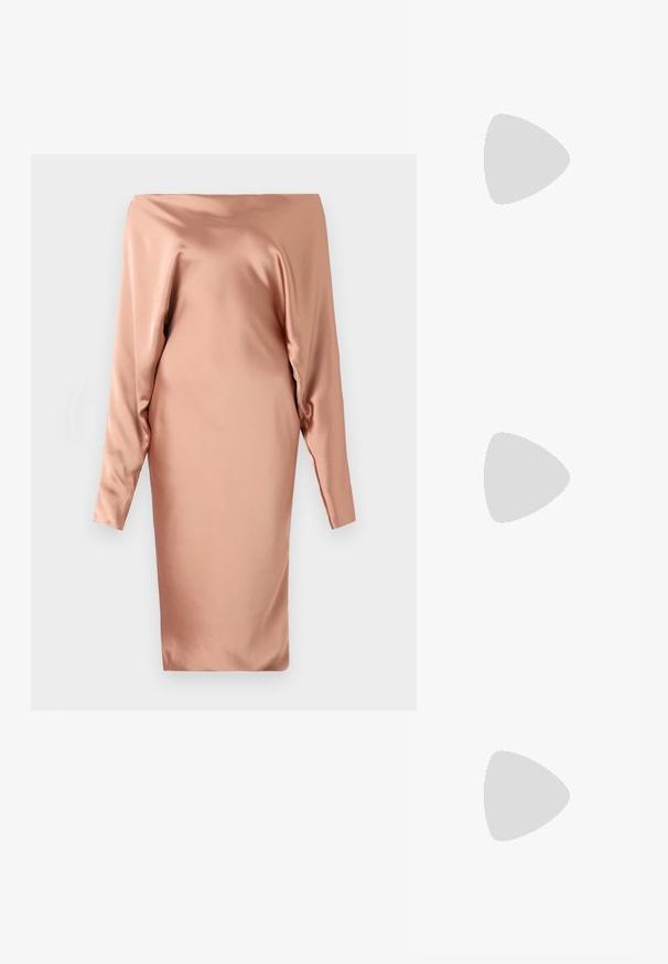 Abito in satin beige con design off-the-shoulder, maniche lunghe e taglio dritto, caratterizzato da una consistenza liscia e dettagli minimi.; Mule in pelle patinata nera con tacco alto, punta affilata e silhouette elegante, dotato di apertura sul dietro e tacco a stiletto sottile.; The Kooples SAC - Borsa a mano - black; Rabanne XL LINK DOUBLE HOOP EARRING - Orecchini - silver-coloured