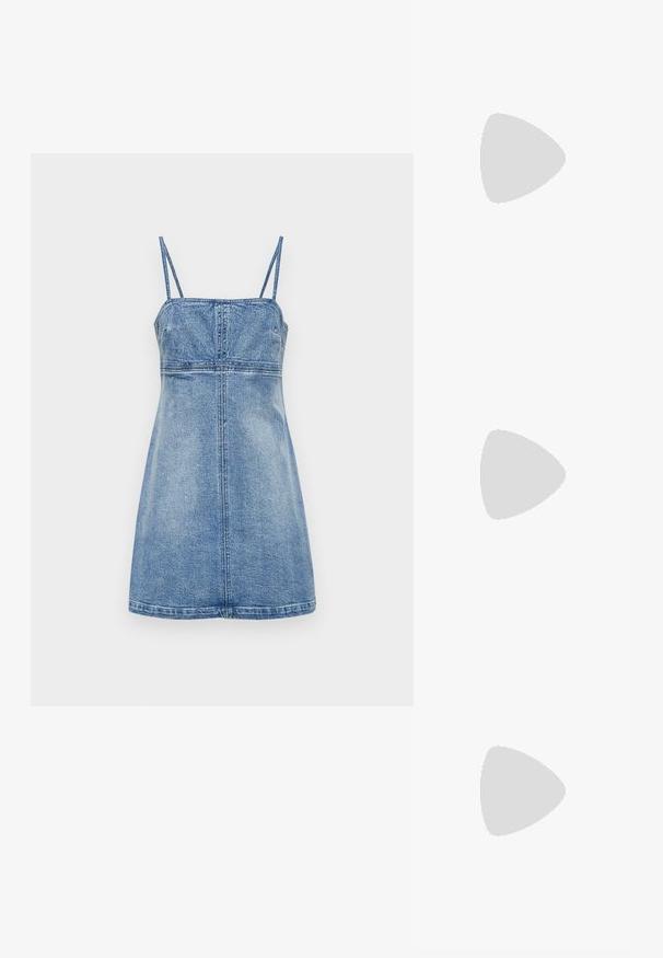 Denimkjole i lys blå, uten ermer med tynne stropper, tettsittende bh og utsvingt skjørt, med vertikale sømmer og en rett falm.; Svarte flate sandaler med flere stropper, med gullhardware og en jevn tekstur. Lavprofil-design med polstret såle.; Svart skinn crossbody veske med to frontlommer, gyldne spenner, glidelåslukking og en slank stropp. Teksturert overflate og kompakt rektangulær form.; Gullfargede metalløredobber med en buet, forlenget form. Har en jevn, blank overflate og en avrundet tupp for ekstra detaljer.
