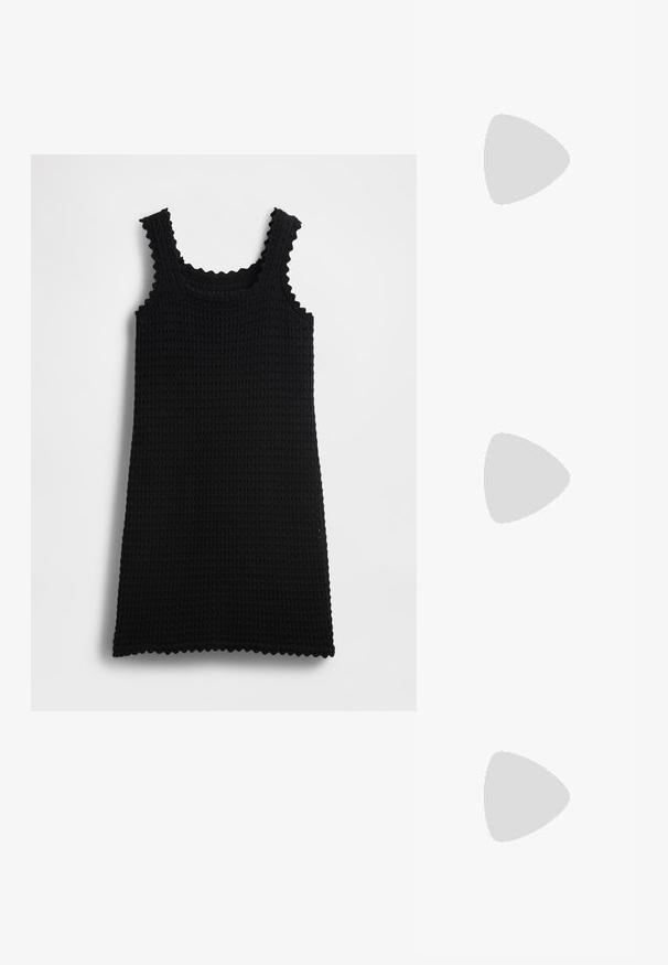 Crna pletena haljina bez rukava s rubovima u valovitom obliku, pravokutnog oblika, teksturiranim uzorkom i naramenicama, prikazana na jednobojnoj pozadini.; Crna lakirana slingback cipela s izduženim vrhom, remenčićima oko gležnja s srebrnim kopčama i dijelovima, te vitkim potplatom.; Zlatna metalna torba s uređenim dizajnom, glatkom teksturom i podesivim remenom. Ima jedinstven trokutasti oblik i minimalističko šivanje.; Naušnice zlatne boje s teksturiranim, valovitim oblicima. Uključuju skulpturalne kopče i dizajn otvorene kružnice s kovanom završnom obradom.