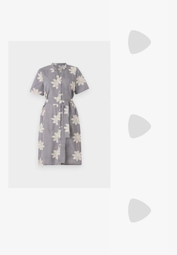 Lyhythihainen mekko tummansinisestä ja valkoisesta ruudullisesta kankaasta, jossa on brodatti valkoinen kukkakoriste, napitus edessä ja solmittava vyötärö.; Mustat patentoitu nahkakengät, joissa on säären takaosa ja terävä kärki, sekä geometrinen palikkakorko. Sisältää tyylikkään, minimalistisen muotoilun ja sileän pinnan.; Musta nahkainen käsilaukku, joka on kaareva muotoilultaan, irrotettavalla hihnalla ja kultaisilla yksityiskohdilla. Laukussa on läppä, jossa on solk yksityiskohta.; Kuusi erilaista kultasormusta, joissa on erilaisia muotoiluja: yksi yksittäisellähelmellä, toinen useilla pienillä helmillä sekä erilaisilla pinnoitteilla.