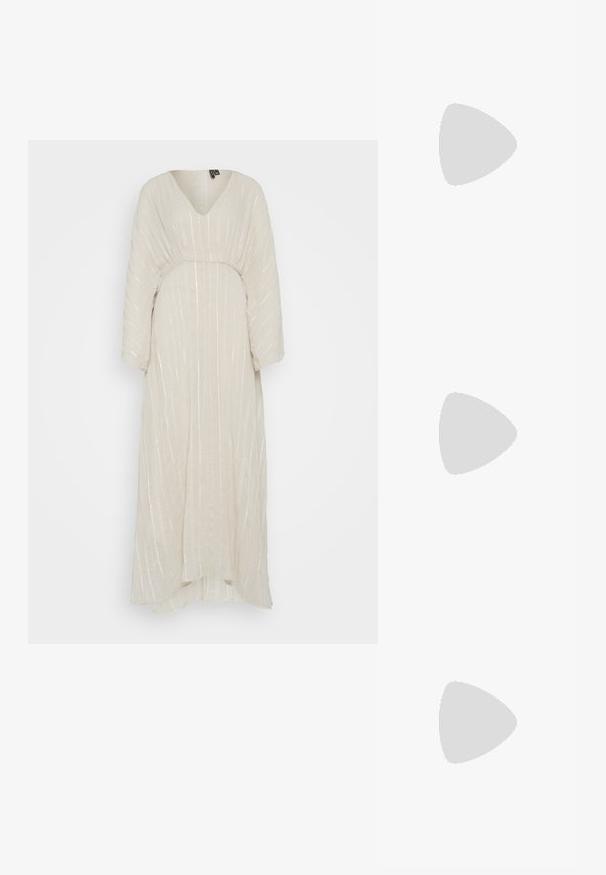 Vero Moda VMTARA FLOWY MAXI DRESS BRIDE - Oblačila za posebne priložnosti - white swan; Črne patentne usnjene sandale s koničastim nosom, zankami okoli gležnja s srebrnimi sponkami in opremo ter vitkimi petami.; Zlata metalna torbica z urejenim dizajnom, gladko teksturo in nastavljivim trakom. Ima edinstveno trikotno obliko in minimalistično šivanje.; Zlato obarvani uhani z teksturiranimi, valovitimi oblikami. Vključujejo skulpturalne sponke za ušesa in odprto obliko obročka s kladivastim finišem.