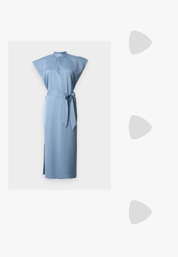 Φωτεινό μπλε φόρεμα με ψηλό γιακά, κοντές καμπάνες μανίκια, ζώνη στη μέση και πλαϊνή σχισμή; φτιαγμένο από απαλό ύφασμα με δύο τσέπες.; Άσπρο κοντομάνικο μπλουζάκι φτιαγμένο από ριγέ ύφασμα. Στρογγυλή λαιμόκοψη, κανονική εφαρμογή και διακριτές λεπτομέρειες ραφής. Χωρίς σχέδια ή γραφικά.; Μαύρο δερμάτινο μπαλαρίνι με στρογγυλή μύτη, λεία υφή, ελάχιστες λεπτομέρειες ραφής και σχεδίαση ευέλικτης σόλας.; Καφέ δερμάτινη τσάντα χειρός με κλείσιμο καπάκι, χρυσές λεπτομέρειες, ιμάντα ώμου και λεία υφή. Συμπαγές ορθογώνιο σχήμα.