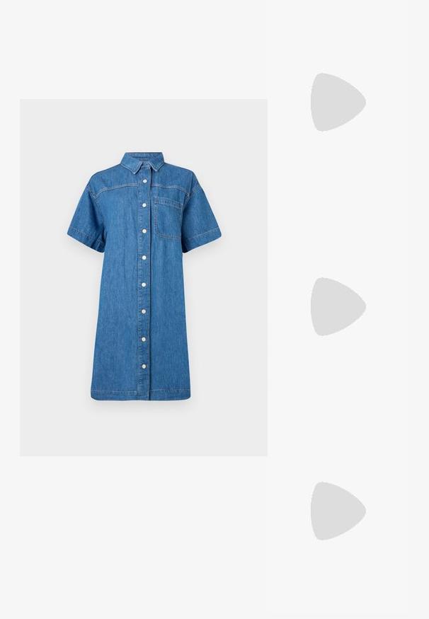 Denim srajčna obleka v srednji modri barvi, kratki rokavi, z gumbom spredaj, en sam žep na prsih in sproščen A-linijski silhuet.; Črne natikače s trakovi in kvadratnim prstom ter nizkim blokastim peto. Imajo več tankih trakov in nastavljiv trak okoli gležnja. Narejene so iz gladkega usnja.; Črna usnjena torba čez ramo z gladko teksturo, pravokotno obliko in kovinskim verižnim detajlom spredaj. Vključena je nastavljiva naramnica.; Srebrn dvojni prstan z gladko, polirano površino. Ima tekoč, ukrivljen dizajn z prekrivajočimi se sekcijami za sodoben videz.