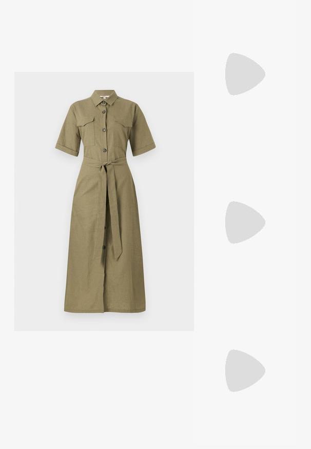 Vestido de linho verde-azeitona com mangas curtas, botão à frente, dois bolsos no peito e um cinto atado na cintura para ajuste. Textura suave.; Sapato slingback preto em pele patentada com bico apontado, tiras no tornozelo apresentando fivelas e acessórios prateados, e um salto elegante.; Bolsa de mão metálica dourada com um design estruturado, textura suave e alça ajustável. Apresenta uma forma triangular única e costura minimalista.; Brincos em tom de ouro com formas onduladas e texturizadas. Inclui studs escultóricos com presilha e um design de argola aberta com um acabamento martelado.