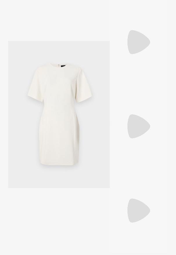 Lühikeste varrukatega valge kleit ümarate kaelustega, sirge lõikega, küljetaskudega ja seljal tõmblukuga. Sile, kerge kangas.; Must musta slingback kitten heel king must ja kuldne pandla külgrihmaga, valge tausta peal.; Valgest satiinkotist, mille esiküljel on suur lips. Kotil on struktureeritud kuju ja lühike, sile käepide.; Hõbedased südamekujulised lukuvidinad, millel on kohandatud "JAA" ja "EI" tekst, poleeritud viimistlus, sümmeetriline disain ja tugev metallist klamber.