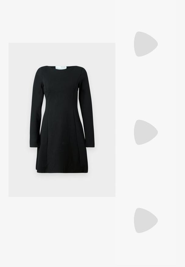 Svart langermet kjole med båtutringning, tettsittende liv og utbroderte skjørt. Laget av glatt, elastisk stoff med subtile sømdetaljer.; Sorte skinnloafers med flat hæl, med dekorativ detalj i gull foran og en jevn tekstur.; Svart håndveske med strukturert form, jevn tekstur og metallisk lås. Kombinert med brede svarte bukser og sandaler med åpen tå på tregulv.; Sølv hoop øredobber prydet med flere klare krystallpynt, med en teksturert overflate og et åpent sirkulært design.