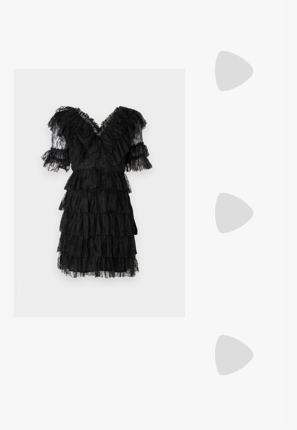 Svart blondekjole med V-hals, lagdelte volanger, korte ermer og en teksturert overflate. Ermene og kanten har intrikat blonderdetalj.; Svart knelange lærstøvlett med spiss tå og kraftig høy hæl, vist i venstre profil på hvit bakgrunn.; Svart skinnhåndveske med teksturert finish, vinklet form, doble håndtak og justerbar skulderrem. Har et DKNY-logo som detaljer.; Et par polerte sølv halvmåne hoop øredobber med hengselspenner på hvit bakgrunn.