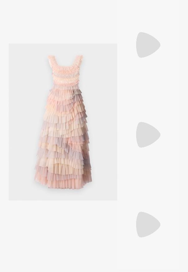 Lagerad maxiklänning med mjuka nyanser av rosa, gräddfärgad och lila tyllvolanger, texturerat tyg och en rundad halsringning.; Svart lädersko med slingback-design, spetsig tå, dekorativa remmar med metallöglor och en låg klack. Texturerad yta.; Svart läderhandväska med en silverkedja, prydd med dekorativa vingdetaljer och vit sömnad längs den nedre sömmen.; Två vingformade örhängen i silverfärgad metall med klara, runda rhinstenar och guldtonade metallaccenter i en lagerdesign.