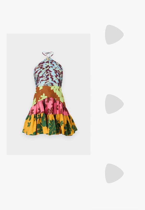 Rochie multicolor cu design cu guler halter, având motive florale albastre, maro, roz, verzi și galbene, și un tiv fâlfâitor.; Pantofii plano din piele patent neagră, cu vârful pătrat, curea de gleznă cu accesorii din argint și talpă plată. Textură netedă cu un design minimalist.; Maje MISS MINI - Geantă crossbody - noir; Cercei aurii cu multiple lanțuri suspendate, având accente din rhinestone ovale clare și capete decorative cu tighel.