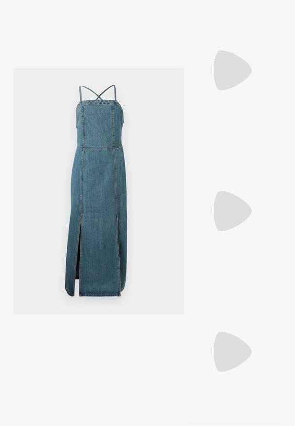 Denimmekko, jossa on vartalonmyötäinen yläosa, säädettävät ristiselkäremmit ja sivuhalkio. Mekossa on keskisininen pesu ja suora siluetti.; Musta patenttinen nahkainen slingback-kengät, joissa on terävä nenä, nilkkahihnat hopeisilla soljilla ja varusteilla sekä hoikka korko.; Kultainen metallinen käsilaukku, jossa on jämäkkä muotoilu, sileä pinta ja säädettävä olkahihna. Sisältää ainutlaatuisen kolmiomaisen muodon ja minimalistisen tikkaustyylin.; Korukultainen korvakorut, joissa on teksturoituja, aaltoilevia muotoja. Mukana on veistokselliset klipsikorvakorut ja avoin rengasmalli, jossa on vasaroitu pinta.