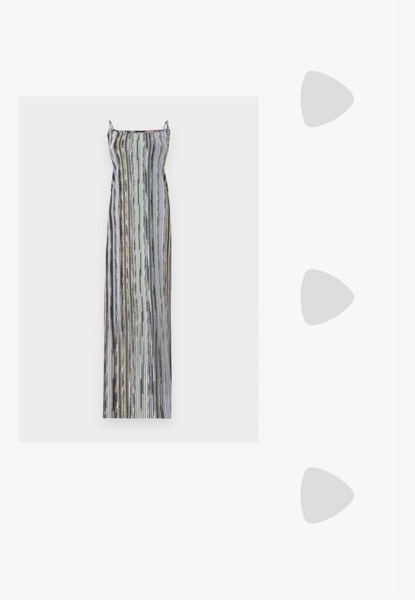 Ilga, prigludusi suknelė su smulkiomis vertikaliomis juostelėmis įvairiomis spalvomis. Medžiaga atrodo blizgi, su plonais spaghetti dirželiais ir tiesiu iškirpimu.; Juodos šlepetės su tekstūruotu guminio pado, dviem siauromis dirželių ir subtiliu, įspaustu logotipo detalė ant dirželio.; Juodos didelės saulės akinių su ovaliais objektyvais, lygia plastiko rėmeliu ir aukso akcentais ant šventyklos. Tamsūs objektyvai suteikia apsaugą nuo saulės.; Juodas odinis rankinukas su struktūrine stačiakampio forma. Yra auksinė ovali sagtis ir plona petneša. Glotni tekstūra.