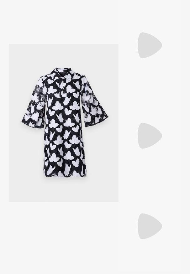 Svart och vit klänning med blommig spetsdesign, kragesvagn, knapplist och utsvängda ärmar. Strukturert tyg med djärva mönster.; Svarta högklackade sandaler har tunna remmar med en knuten design, en slät fyrkantig tå och en smal stilettklack.; Ljusgrå metallisk handväska med kedjestropp, prydd med små cirkulära metallnitar och en triangulär logotyp.; Silverfärgade hängande örhängen med en slät, blänkande yta. Rundad form, lätt design, med ett stift- och bakstängning.