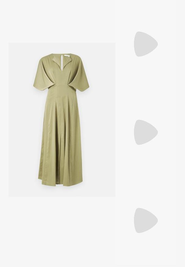 Rochie de culoare verde măsliniu cu fustă plisată, mâneci scurte tip batwing și decolteu în formă de cheie. Fabricată dintr-un material texturat, cu un design până la podea.; Sandale platform din suede negru cu tocul bloc, având curele încrucișate și o curea cu cataramă la gleznă pentru un fit sigur.; Ochelari de soare negri, supradimensionați, cu lentile degradate, rame groase și detalii cu lanț de ton auriu pe brațele templului.; Genți negre cu o formă structurată, textură netedă și un închizător metalic. Asortată cu pantaloni negri largi și sandale cu vârf deschis pe un podea din lemn.