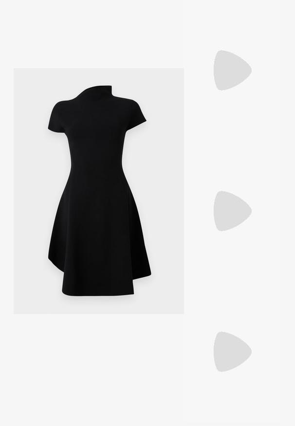 Schwarzes Kleid mit hohem Ausschnitt, kurzen Ärmeln, tailliertem Oberteil und schwingendem Rock. Hergestellt aus glattem, dehnbarem Stoff.; Goldfarbene, metallic-überzogene, hochhackige Schuhe mit einer spitzen Zehenpartie, einem Knöchelriemen mit einem runden Verschluss und einem klobigen Absatzdesign. Glatte Textur.; Schwarze Leder-Crossbody-Tasche mit glatter Textur, rechteckiger Form und metallic-kettendetail auf der Vorderseite. Verstellbarer Gurt inklusive.; Goldfarbene Ohrringe mit einem gewölbten, ringförmigen Design, das ein auffälliges silbernes, kugelförmiges Akzentstück aufweist. Polierte Metalloberfläche, Stiftschließe.