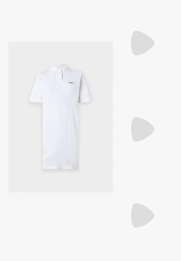 Biely polo šaty vyrobené z bavlny, s golierom a krátkymi rukávmi. Obsahujú malé čierne logo na ľavej hrudi. Hladká textúra.; Čierne sandále na vysokom podpätku majú tenké remienky s uzlovým dizajnom, hladký štvorcový špičku a elegantný stiletto podpätok.; Svetlošedá metalická kabelka s reťazovým popruhom, ozdobená malými kruhovými kovovými štítkami a trojuholníkovým logom značky.; Strieborné kruhové náušnice s hladkým a lesklým povrchom. Okrúhly tvar, ľahký dizajn, s uzáverom na kolík.