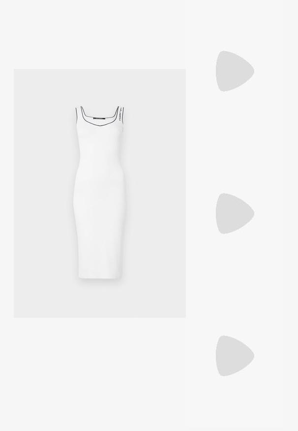 Balta bezpiedurkņu kleita ar pieguļošu dizainu, ar izteiktu kakla izgriezumu un kontrastējošām melnām šuvēm gar malām un zīmola etiķeti.; Melnas augstpapēžu sandales ar plāniem siksniņām un mezgla dizainu, gluda kvadrātveida purngalu un elegantu stiletto papēdi.; Gaiši pelēka metāla rokassoma ar ķēdes siksnu, rotāta ar mazām apaļām metāla kniedēm un trīsstūra zīmola logo.; Sudraba riņķveida auskari ar gludu, spīdīgu apdari. Apaļas formas, viegla dizaina, ar aizdari uz stieples.