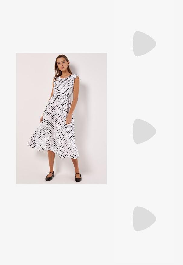 Apricot POLKADOT SMOCKED MIDI - Vapaa-ajan mekko - white; Valkoinen avonainen sandaali paksulla lohkokorkolla, jossa on tekstuurilla varustettu glitter-nauha jalan päällä ja säädettävä nilkkahihna.; Mustat suorakulmaiset aurinkolasit ohuilla kultaisilla metallirungoilla, joissa on värilliset linssit ja pienet koristeelementit sivuilla.; Valkoinen teksturoitu käsilaukku, jolla on kaareva siluetti, mustat yksityiskohdat, kultainen logo ja lyhyt kahva. Varustettu vetoketjulla, jossa on metalliset yksityiskohdat.