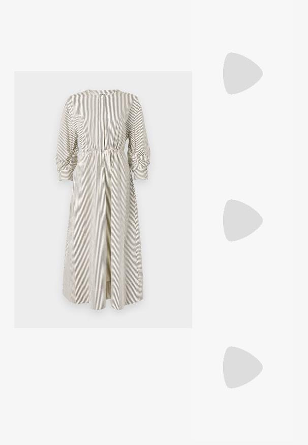 Randig klänning i kräm och brunt, med långa puffärmar, elastisk midja och knäppning med knappar. Tyget har en mjuk textur.; Svarta lädersandaler med tunna remmar, låg klack och fyrkantig tå. Har spänne och slät yta.; Svart läder crossbody-väska med halvmåneform, texturerad yta, guldblixtlås och en platt rem. Kompakt design som passar för det nödvändigaste.; Orrhängen i guldton med en knutdesign. Varje örhänge har en cirkulär klar baksida för säker användning.