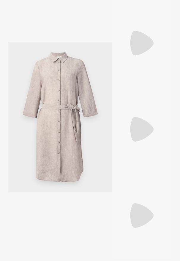 Lys beige linstoff skjortekjole med krage, lange ermer, knapfront og matchende belte. Har en enkelt brystlomme.; Sorte patentlær slingback-sko med spiss tå, ankelremmer med sølvspenner og detaljer, og en slank hæl.; Gullfarget metallisk håndveske med en strukturert design, glatt tekstur og justerbar stropp. Har en unik trekantet form og minimalistisk søm.; Gullfargede øredobber med teksturerte, bølgete former. Inkluderer skulpturelle klipsstuds og åpen hoop-design med en hamret finish.