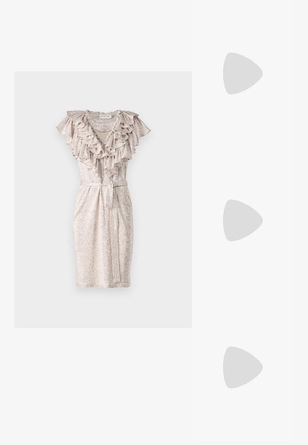 Abito fitted a maniche corte in tessuto beige chiaro con scollatura volant e cintura in vita, caratterizzato da un sottile motivo testurizzato.; Scarpa slingback nera in pelle con punta affusolata, cinturini decorativi con occhielli metallici e tacco basso a blocco. Superficie testurizzata.; Borsa a tracolla in vernice nera con forma rettangolare, tracolla a catena e un distintivo accessorio in metallo al centro. Texture liscia.; Orecchini a moneta in tono oro con design di Saturno, caratterizzati da una fascia testurizzata e cristalli circolari incastonati per un tocco di brillantezza in più.