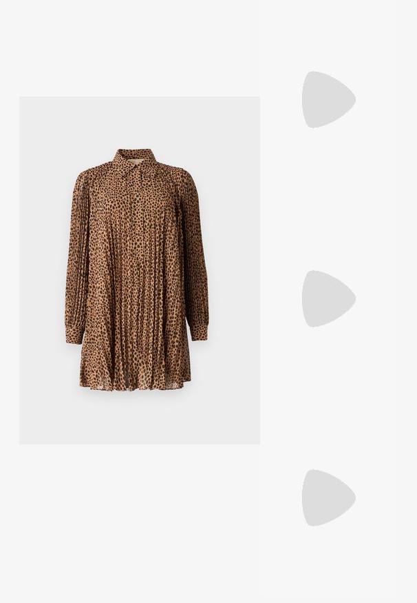 Braun-leopardenmuster Kleid, leichtes Material, lange Ärmel mit Manschetten, plissiertes Design, Kragen Detail, Oberschenkel-lange.; Schwarze Lack-Slingback-Pumps mit spitzem Zehenbereich, versehen mit strukturiertem Schlangenprint, verstellbarem Riemen und einem kurzen, strukturierten Blockabsatz.; Metallisch goldene Leder-Clutch mit strukturierter Oberfläche, ausgestattet mit einem goldenen Kettenriemen und einem abnehmbaren Schulterriemen. Markenlogo geprägt.; Goldfarbene Metall-Hoops mit einer geschwungenen, länglichen Form. Sie verfügen über eine glatte, glänzende Oberfläche und eine abgerundete Spitze für zusätzliche Details.