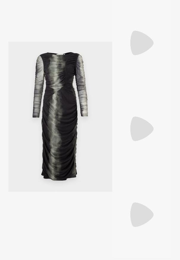 Černé šaty s dlouhými, průhlednými, nařasenými rukávy, asymetrickým designem a batikovaným vzorem přecházejícím z černé do šedé, do délky ke kolenům.; Černá vysoká podpatková bota s špičatou špičkou, texturovaným povrchem a živým růžovým interiérem. Obsahuje masivní podpatek se stříbrným akcentem.; Černé oversized sluneční brýle v kočičím stylu, s tmavými zabarvenými skly a lesklým plastovým rámem. Mají silné stranice pro větší oporu.; Stříbrná metalická kabelka ve tvaru klínového obálkového designu, hladké textury a s kontrastní barvou uvnitř, držena v ruce s černým kabátem.