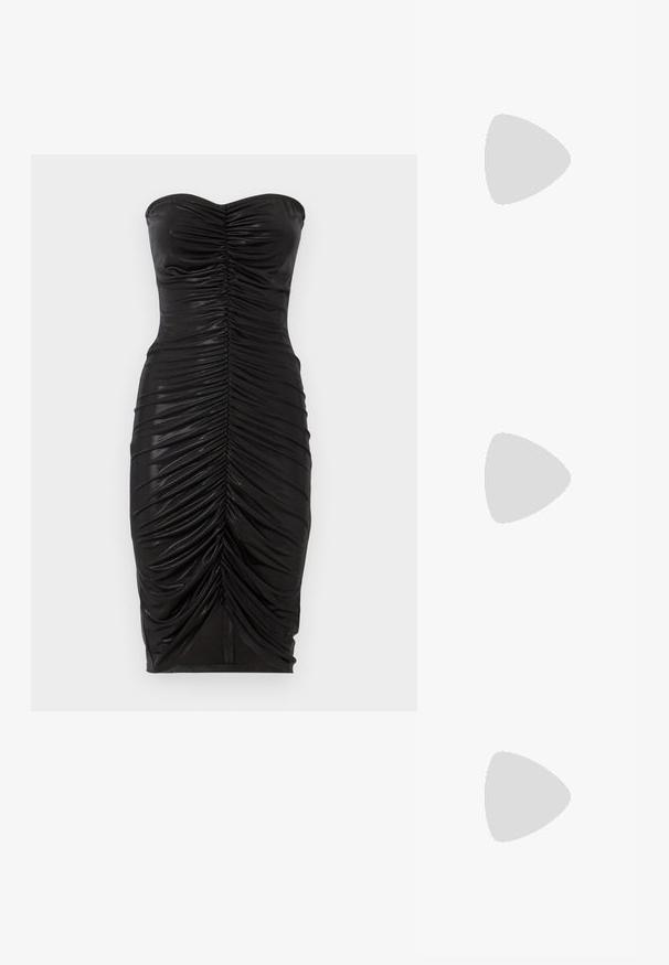 Svart axelbandslös klänning med rynkad detalj, figursydd form och en jämn, glänsande yta. Knälång design med rak fåll.; Svart lackskin slingback-häl med spetsig tå, med texturerad ormskinnsprint, justerbar rem och en kort, texturerad blockklack.; Svart läderaxelväska med två framfickor, guldspännen, dragkedjestängning och en smal rem. Texturerad yta och kompakt rektangulär form.; Guldtonade metallörhängen i en kurvad, avlång form. Har en slät, glänsande yta och en rundad spets för en extra detalj.
