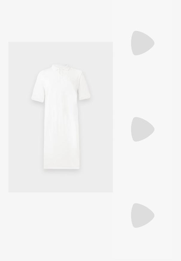 Rochie polo albă cu mâneci scurte, guler, placket cu trei butoane și croială dreaptă. Fabricată dintr-un material neted cu o textură moale.; Sandale negre cu toc înalt au curele subțiri cu un design legat, un vârf pătrat neted și un toc stiletto elegant.; Geantă metalică gri deschis, cu un strap din lanț, decorată cu mici ținte circulare metalice și un logo de marcă triangular.; Cercei rotunzi din argint cu un finisaj neted și strălucitor. Design ușor, având o formă rotundă și închidere cu tijă.