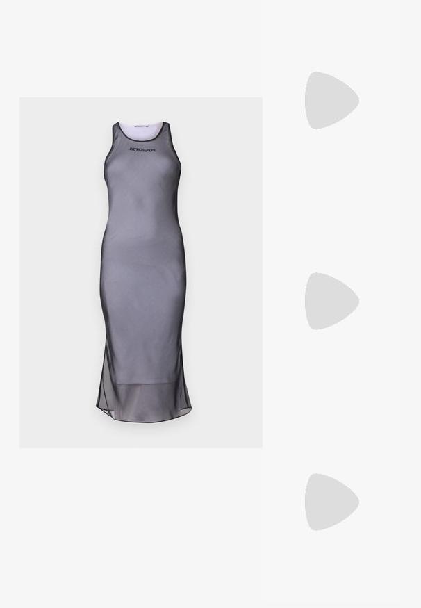 Graues ärmelloses Kleid mit tailliertem Schnitt, aus glattem Stoff gefertigt. Verfügt über einen durchsichtigen Saum und einen schwarzen Akzent am Ausschnitt sowie am Logo.; Schwarzer spitz zulaufender Slingback-Schuh mit niedrigem Absatz, der aus glattem Leder gefertigt ist und seitliche Ausschnitte für Atmungsaktivität aufweist.; Schwarze Leder-Umhängetasche mit weicher Textur, dreieckiger Form und verstellbarem Tragegurt, kombiniert mit einem hellblauen gestreiften Hemd und weißen Hosen.; Silberne Creolen mit einer glatten, glänzenden Oberfläche. Abgerundete Form, leichtes Design, mit einer Steckverschluss. 