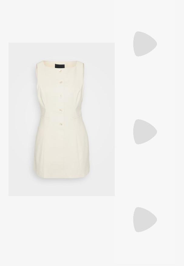 Ermeløs, kremfarget kjole med firkantet hals, fem knapper nedover fronten og sidelommer. Laget av strukturert stoff.; Sorte lærballerina med spiss tå, minimalistisk design, glatt tekstur, lav hæl uten synlig metall eller dekorasjoner.; Svart lær crossbody-veske med glatt tekstur, rektangulær form og metallkjede detaljer på framsiden. Justerbar stroppe inkludert.; Sølv dråpeøreringer med firkantet studs, med en glatt, polert overflate og en tåreformet design som reflekterer lys med en blank overflate.