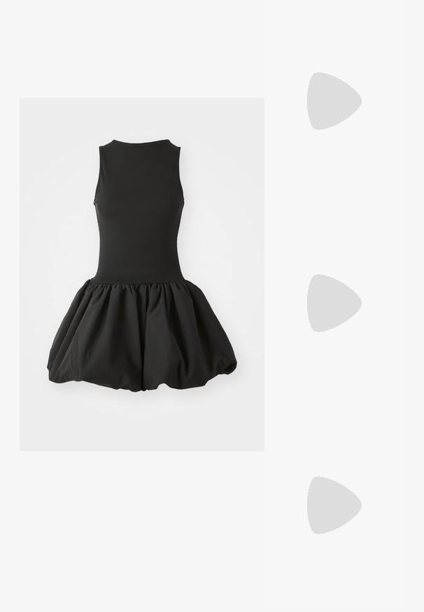 Mustaton hihaton mekko, jossa on istuva yläosa ja runsas, kerätty hame. Valmistettu sileästä kankaasta, jossa on tasainen väri ilman näkyviä kuvioita.; Punaiset lakatut nahkaiset slingback-tasapohjakengät, joissa on terävä kärki ja kaksi ristiin menevää nauhaa, joita koristavat neliömäiset metalliset soljet. Matala korko.; Korallioloinen kantokassi, jossa on teksturoitu, kerrostettu muotoilu. Valmistettu pehmeästä kankaasta, varustettu kahdella tukevalla kahvalla ja tilavalla sisäosalla.; Hopeasävyiset korvakorut: kaksi ovaalia nappikorua ja kaksi kuukausimaisen muotoista renkaasta, joissa on kiiltävä, sileä pinta ja pyöristetty muoto.