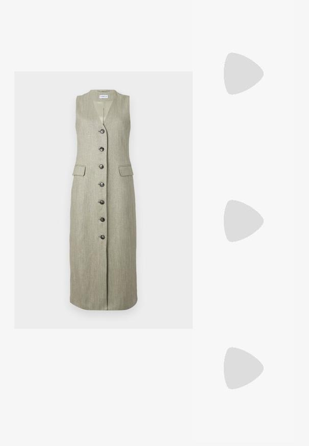 Ärmelloses, langes grünes Kleid mit subtiler Textur, V-Ausschnitt, Knopfverschluss vorne und zwei Fronttaschen. Schwarze Knöpfe kontrastieren mit dem Stoff.; Weißes T-Shirt mit kurzen Ärmeln aus Baumwolle. Rundhalsausschnitt mit glatter Textur und ohne sichtbare Muster oder Akzente. Schlichte Stil.; Weiße low-top Puma Sneaker mit Schnürung, dezentem Branding an der Seite und Sohle sowie glattem synthetischen Obermaterial für den lässigen Gebrauch.; Metallgestellte Sonnenbrille mit ovalen grünen Gläsern. Dünner silberner Metallrahmen und schwarze Ohrstücke. Minimalistisches Design, keine sichtbaren Logos.