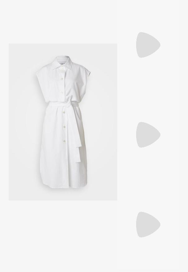Abito bianco a maniche corte con chiusura a bottoni sul davanti e cintura con nodo in vita. Realizzato in tessuto texturizzato, presenta un collo a camicia.; Sneakers in pelle bianca, design low-top, caratterizzati da una texture liscia, punta rotonda, chiusura con lacci e un piccolo logo ricamato sul lato.; Borsa a mano in pelle marrone con una superficie liscia, accessori in oro e forma arrotondata. Abbinata a una camicia crema e a una sciarpa blu scuro.; Orecchini a perno in tono oro con design intrecciato. Ogni orecchino presenta uno sfondo circolare trasparente per una vestibilità sicura.