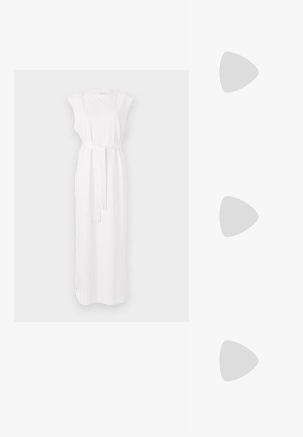 Rochie maxi albă, fără mâneci, cu un brâu la talie, ce prezintă o textură moale și o siluetă dreaptă. Design simplu, fără modele.; Tricou alb din bumbac, cu un grafic mare, viu colorat de homar roșu pe față. Mâneci scurte și un guler standard de tip crew neck.; Adidași albi tip pantofi sport cu glezna din pânză, cu talpă din cauciuc negru, capac de vârf din cauciuc frontal și șase ochiuri pentru șireturi, având un design curat și minimalist.; Geantă de mână din piele roșie, cu un design unghiular și geometric. Dispune de o singură curea ajustabilă și un sistem de închidere cu clapetă, cu detalii cusute.