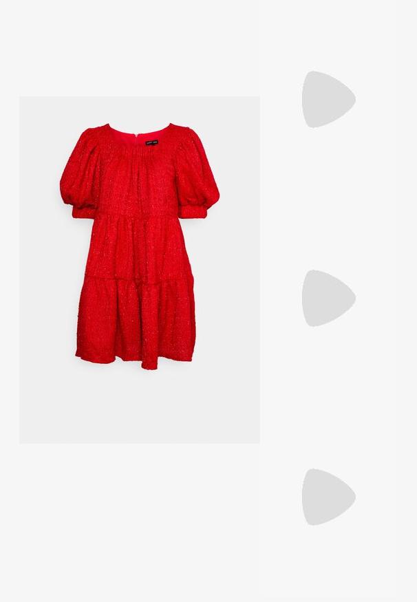 Sister Jane CARINA DRESS - Vestido de cocktail / Vestido de festa - red; Sapatos de salto alto metálicos dourados, com biqueira em ponta e salto grosso. Textura suave, design minimalista e uma tira estreita.; Bolsa de couro preta com forma curva, alça destacável e detalhes em dourado. A bolsa possui uma aba com detalhe de fivela.; Brinco em metal dourado com um design elegante e curvo. Apresenta uma forma pontiaguda distinta, superfície polida e fecho por dobradiça.