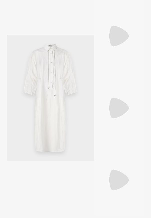 Abito bianco in lino con colletto, chiusura con bottoni e dettagli con cordino. Presenta maniche lunghe e una silhouette midi rilassata.; Sandaletta nera in pelle con tacco alto e cinturino alla caviglia, caratterizzata da fasce intrecciate sulla punta, una finitura liscia e una forma della punta appuntita.; Tory Burch Occhiali da sole - silver-coloured; Borsa in paglia intrecciata con manici in bambù, caratterizzata da un design a frange testurizzato in beige naturale e una tracolla in catena dorata.
