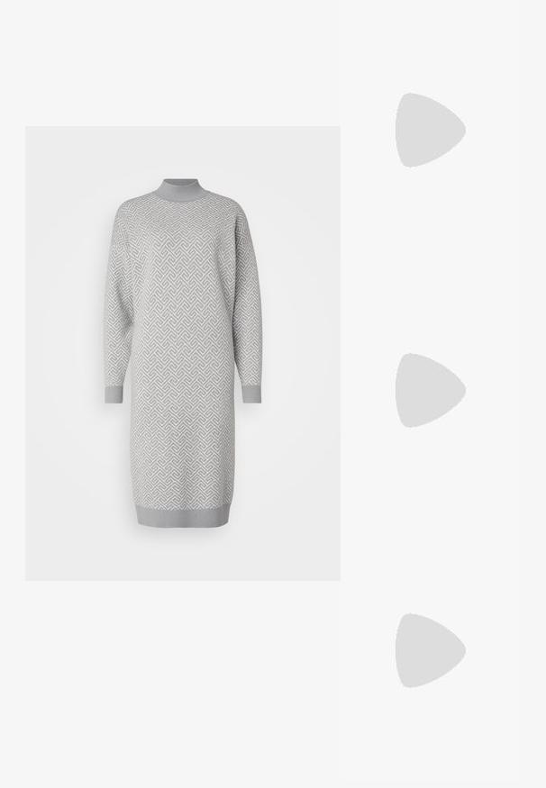 Abito lavorato a maglia grigio chiaro con motivo geometrico, colletto alto, maniche lunghe e polsini e orlo a costine. Texture morbida.; Stivaletti neri in pelle con pannelli laterali elastici, punta arrotondata e tacco a blocco spesso. Texture liscia con un design minimalista.; CHPO ALICE UNISEX - Occhiali da sole - milky tea/grey; Orecchini a cerchio in argento con una finitura liscia e lucente. Forma arrotondata, design leggero, con chiusura a perno.